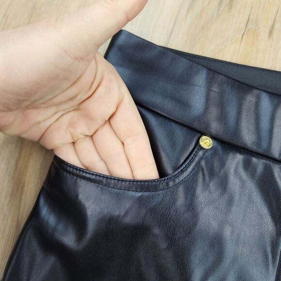 🔸️NWT Michael Kors Black Vegan Leather Flare Crop Pants Medium - Picture 6 of 11